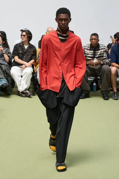 Look 16